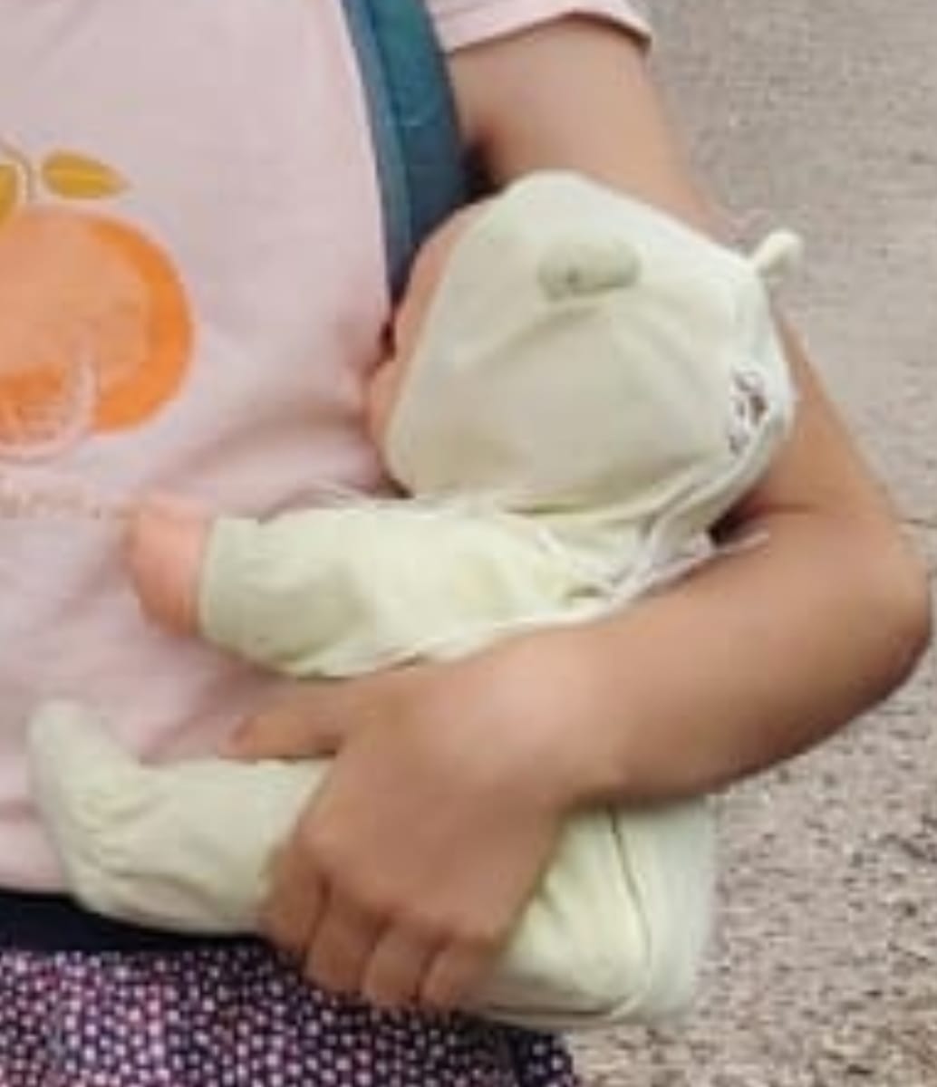 Poupée en pyjama jaune